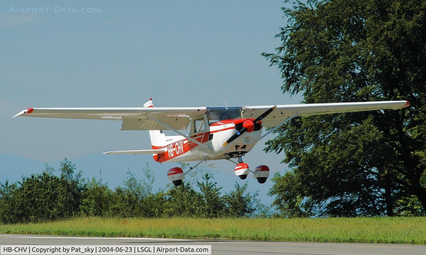 HB-CHV, 1978 Reims F152 C/N 1553, Landing in Lausanne airport