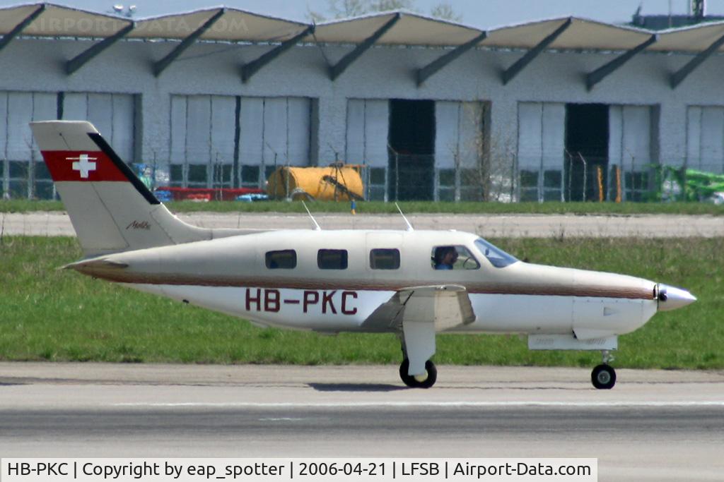 HB-PKC, 1986 Piper PA-46-310P Malibu C/N 46-8608033, departing intersection 