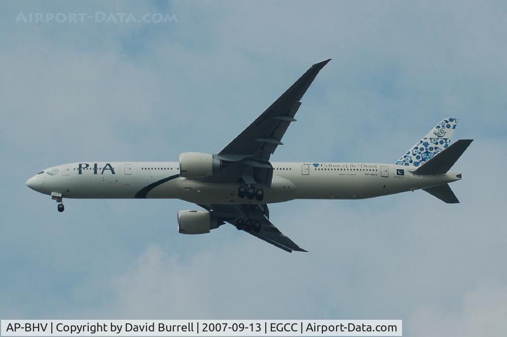 AP-BHV, 2006 Boeing 777-340/ER C/N 33778, PIA - Landing