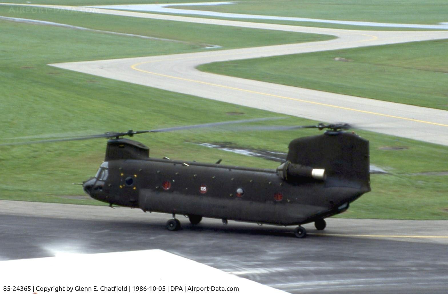85-24365, 1985 Boeing CH-47D Chinook C/N M.3135, Taxiing in to the ramp