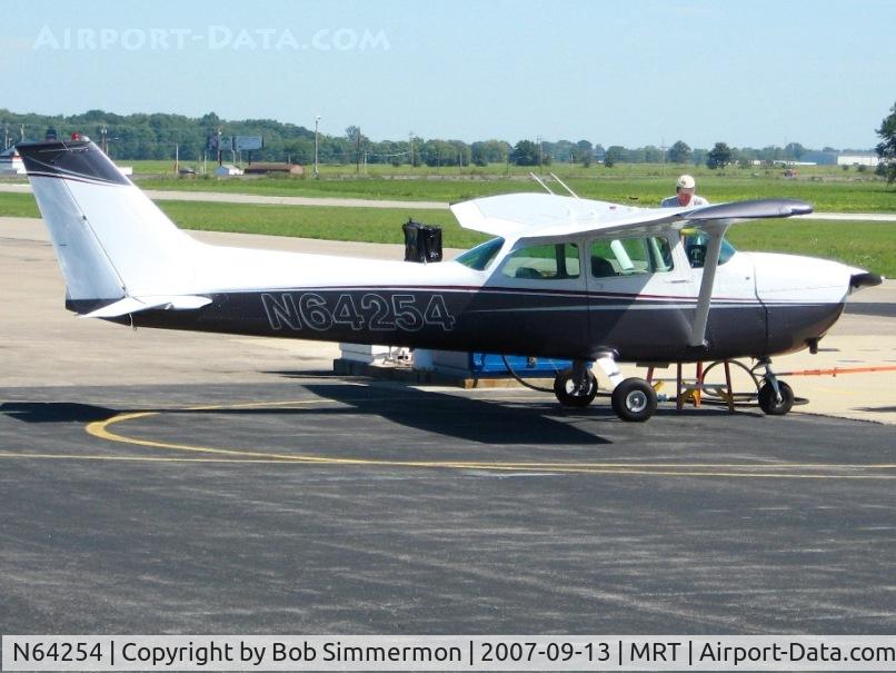 N64254, 1975 Cessna 172M C/N 17265127, At the pumps at Marysville, OH