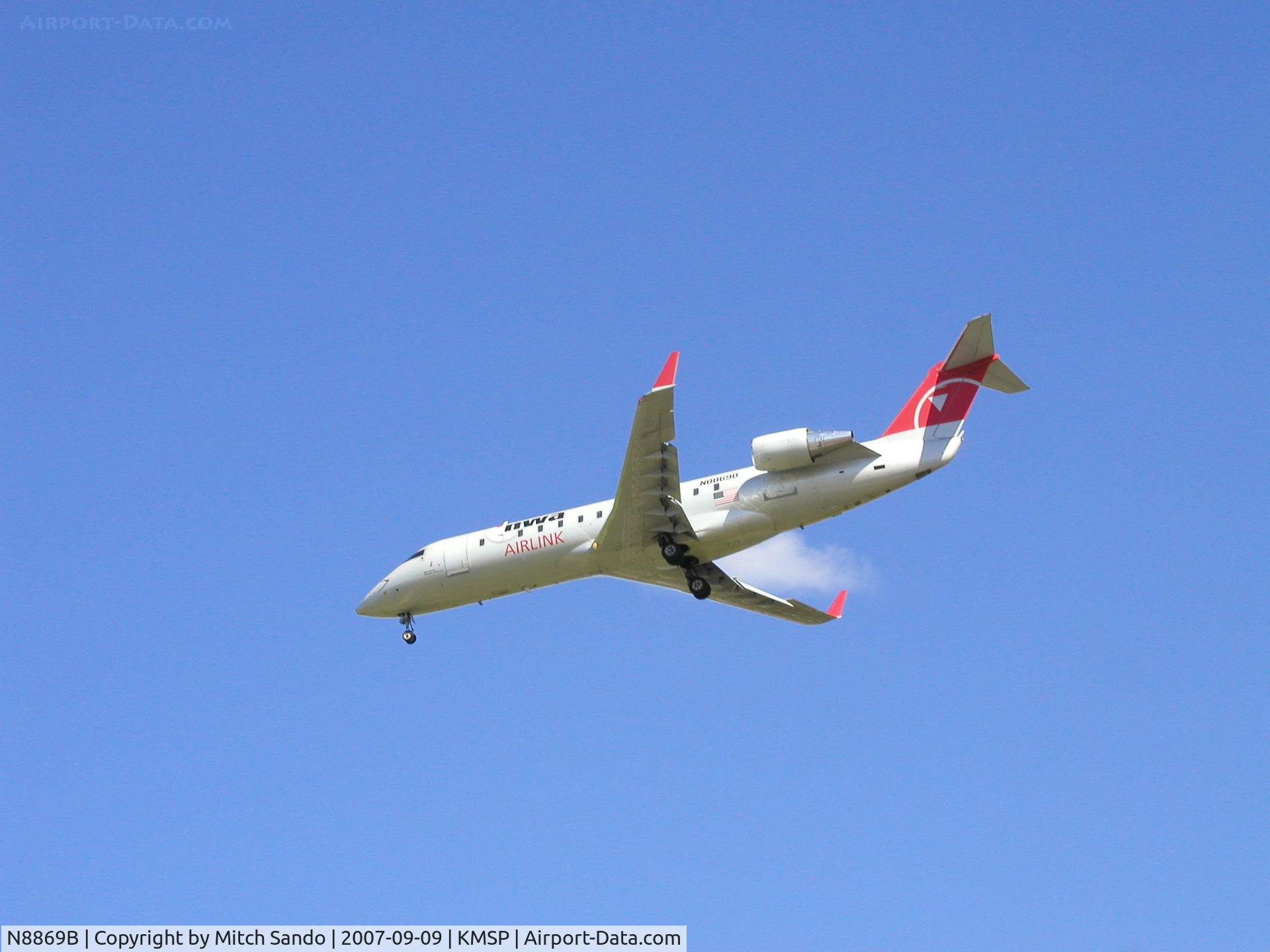 N8869B, 2003 Canadair CRJ-440 (CL-600-2B19) Regional Jet C/N 7869, FLG5623 landing Runway 35 from Lincoln, NE (LNK).