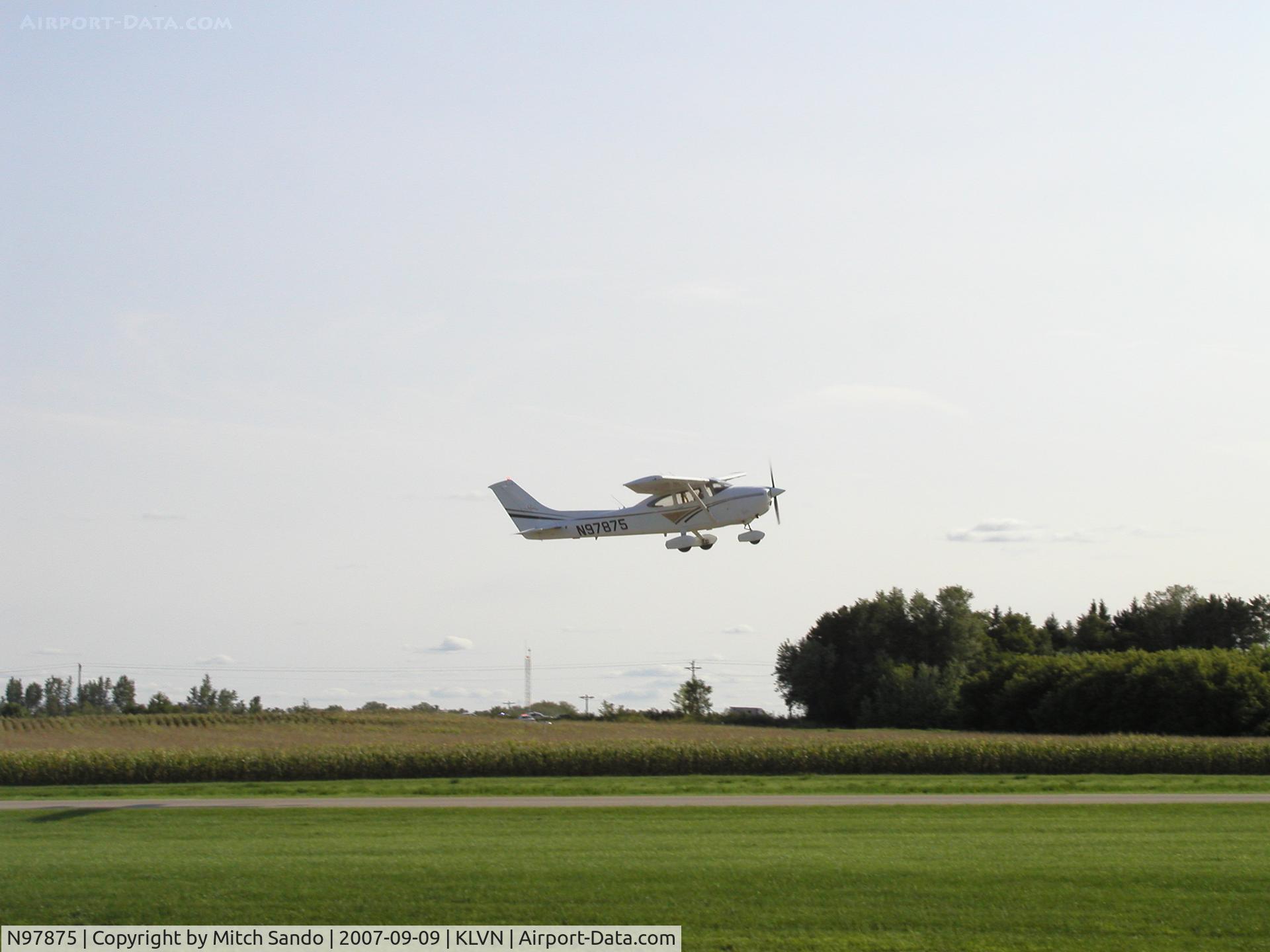 N97875, 1979 Cessna 182Q Skylane C/N 18267237, Departing Runway 30.