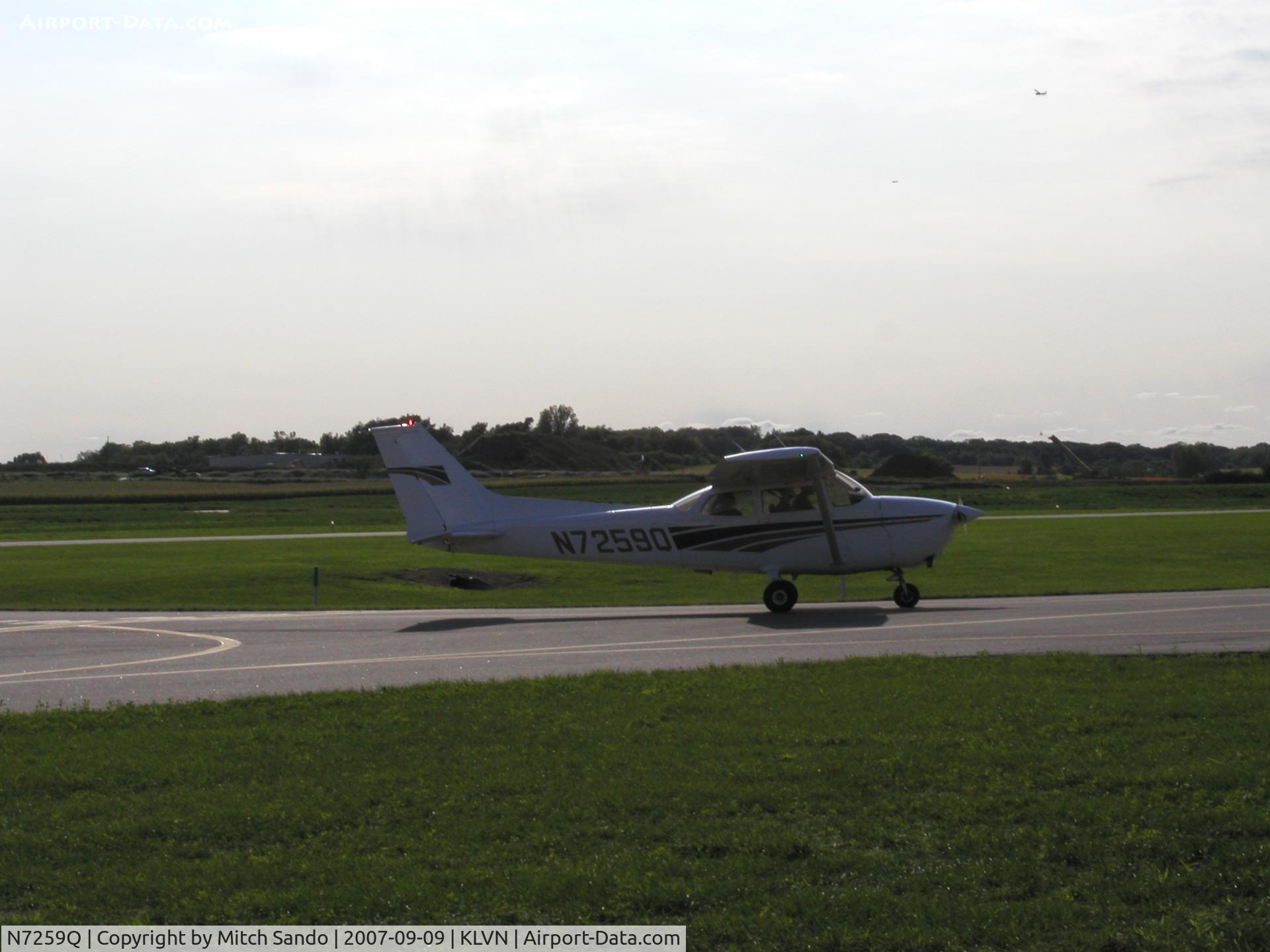 N7259Q, 1972 Cessna 172L C/N 17260559, Taxiing to the fuel pumps.