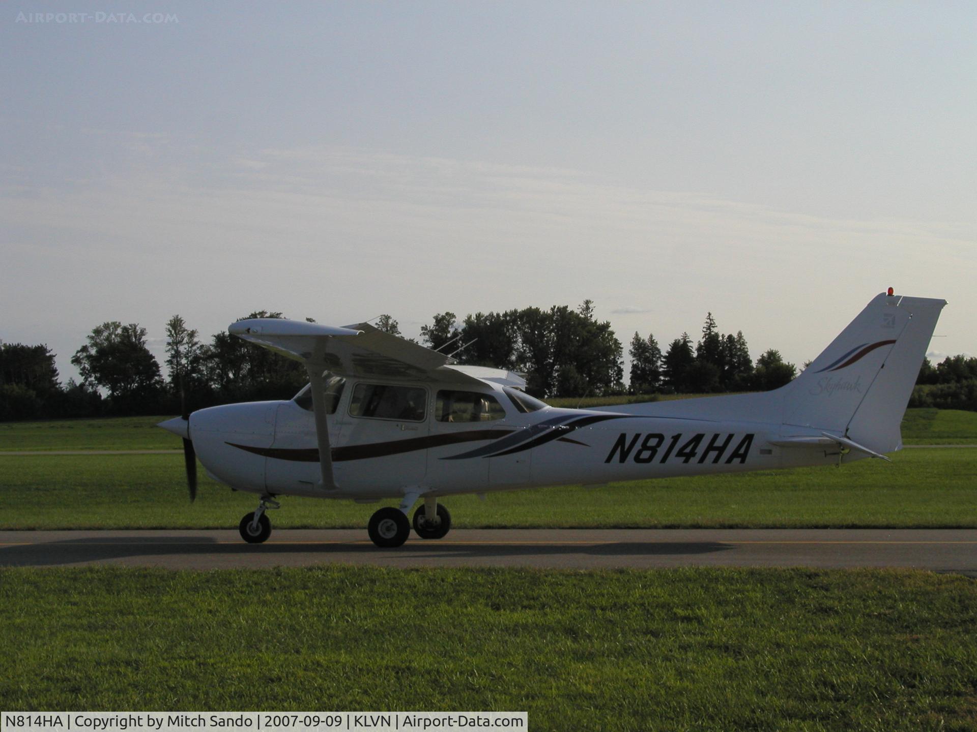 N814HA, 1999 Cessna 172R C/N 17280814, Taxiing to Runway 30.