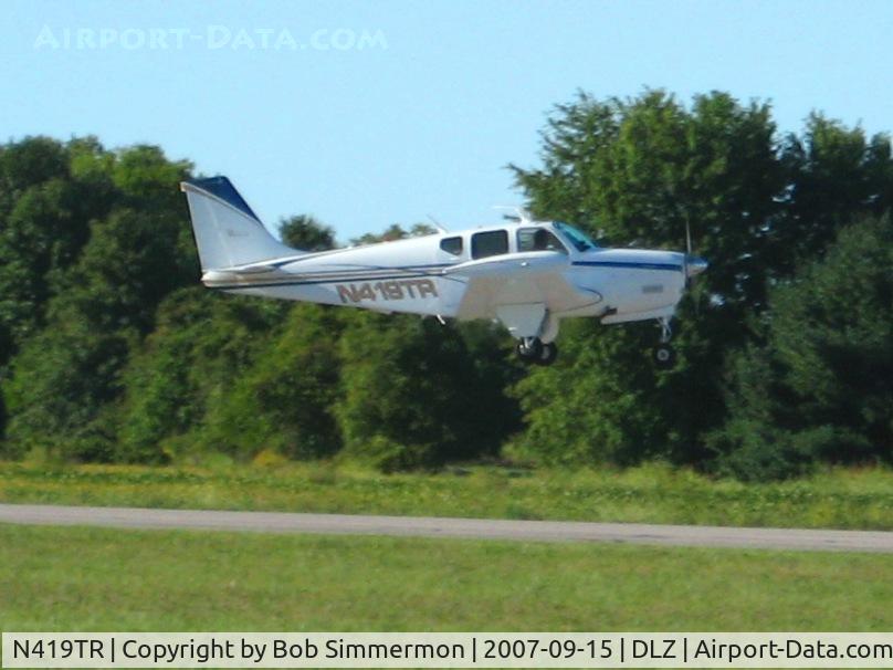 N419TR, 1961 Beech 35-B33 Debonair C/N CD-411, Departing 28 at Delaware, OH