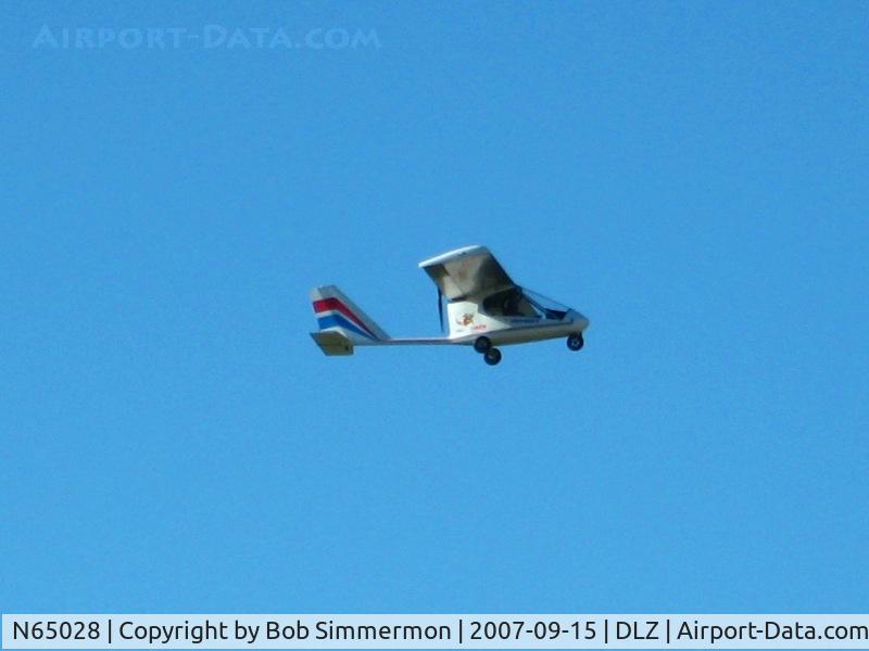 N65028, 1999 Earthstar Odyssey C/N 14REH, Departing 28 at Delaware, OH