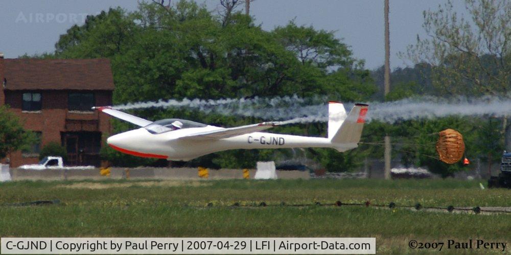 C-GJND, 1973 Start & Flug H101 Salto C/N 23, Coming down over hthe arresting gear, with his drogue chute out