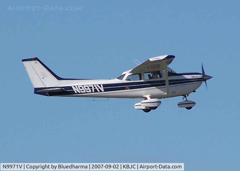 N9971V, 1977 Cessna R172K Hawk XP C/N R1722358, Takeoff