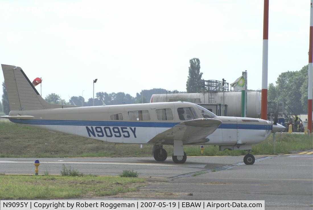 N9095Y, 1985 Piper PA-32R-301T Turbo Saratoga C/N 32R-8529008, Taxiing in during 17 th Antwerp Stampe Fly in.