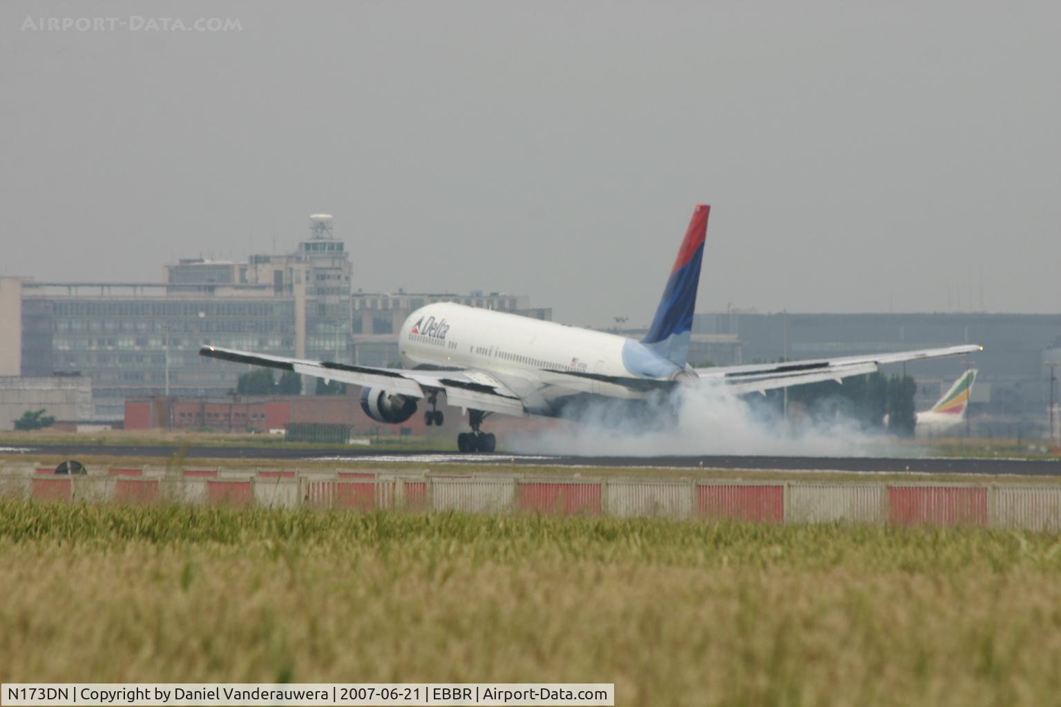 N173DN, 1990 Boeing 767-332 C/N 24800, landing on rwy 25L