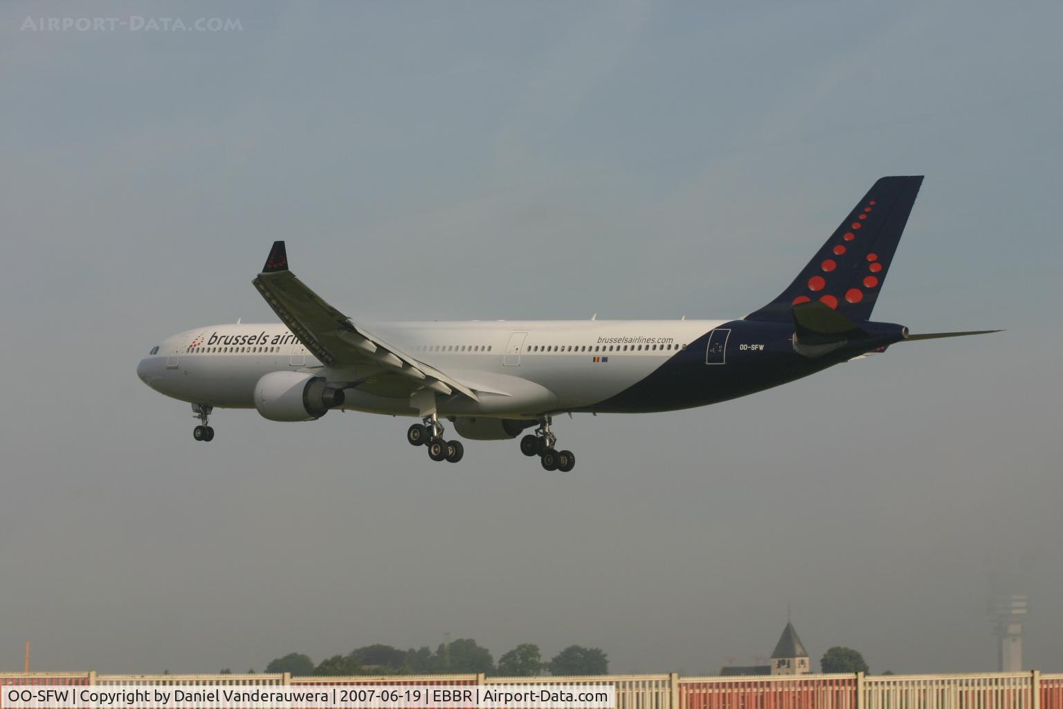 OO-SFW, 1994 Airbus A330-322 C/N 82, several seconds before touching rwy 25L