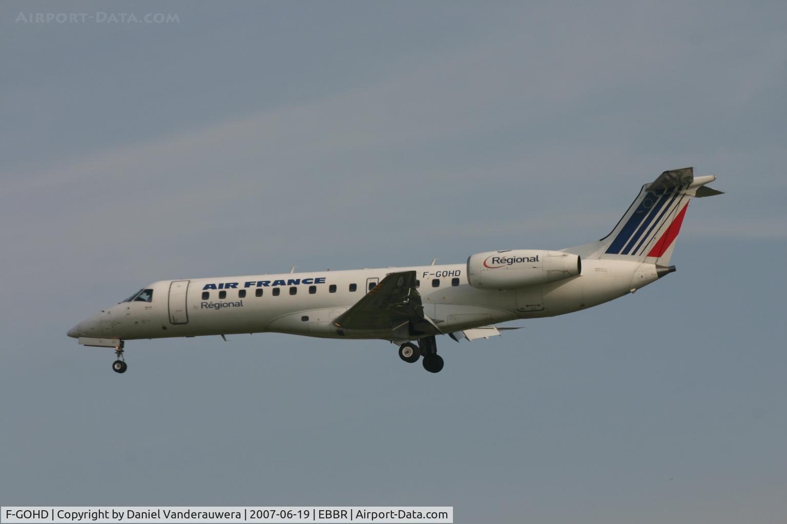 F-GOHD, 2000 Embraer ERJ-135ER (EMB-135ER) C/N 145252, flight AF3200 is descending to rwy 25L