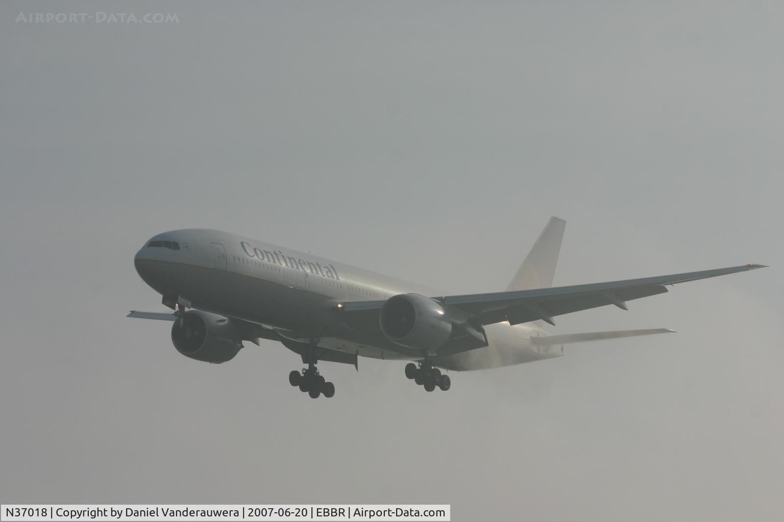 N37018, 2002 Boeing 777-224 C/N 31680, arrival of flight CO060 to rwy 25L - misty morning
