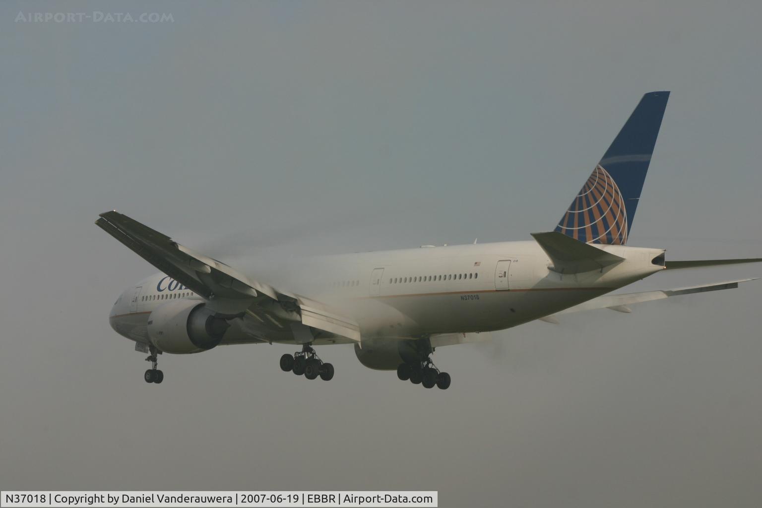 N37018, 2002 Boeing 777-224 C/N 31680, several seconds before touching rwy 25L