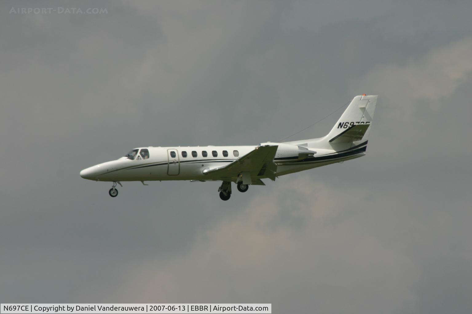N697CE, 2005 Cessna 560 Citation Encore C/N 560-0697, descending to rwy 25L