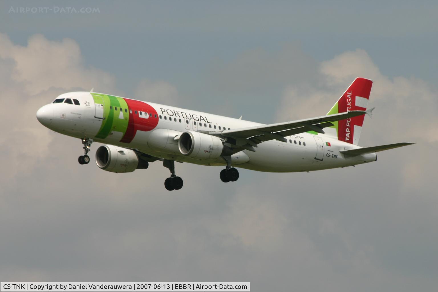 CS-TNK, 2000 Airbus A320-214 C/N 1206, arrival of flight TP608 to rwy 25L