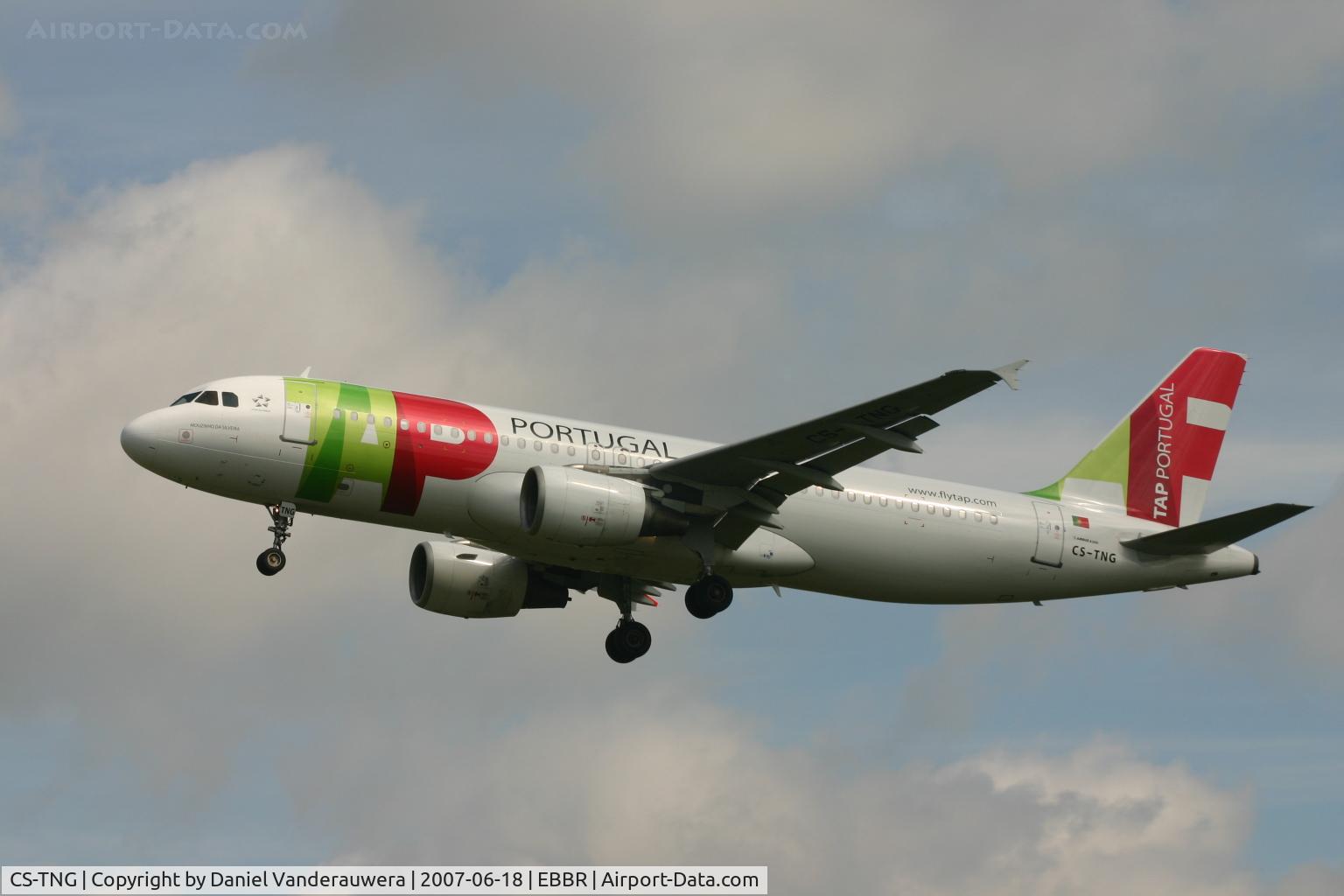 CS-TNG, 1998 Airbus A320-214 C/N 945, arrival of flight TP604 to rwy 25L