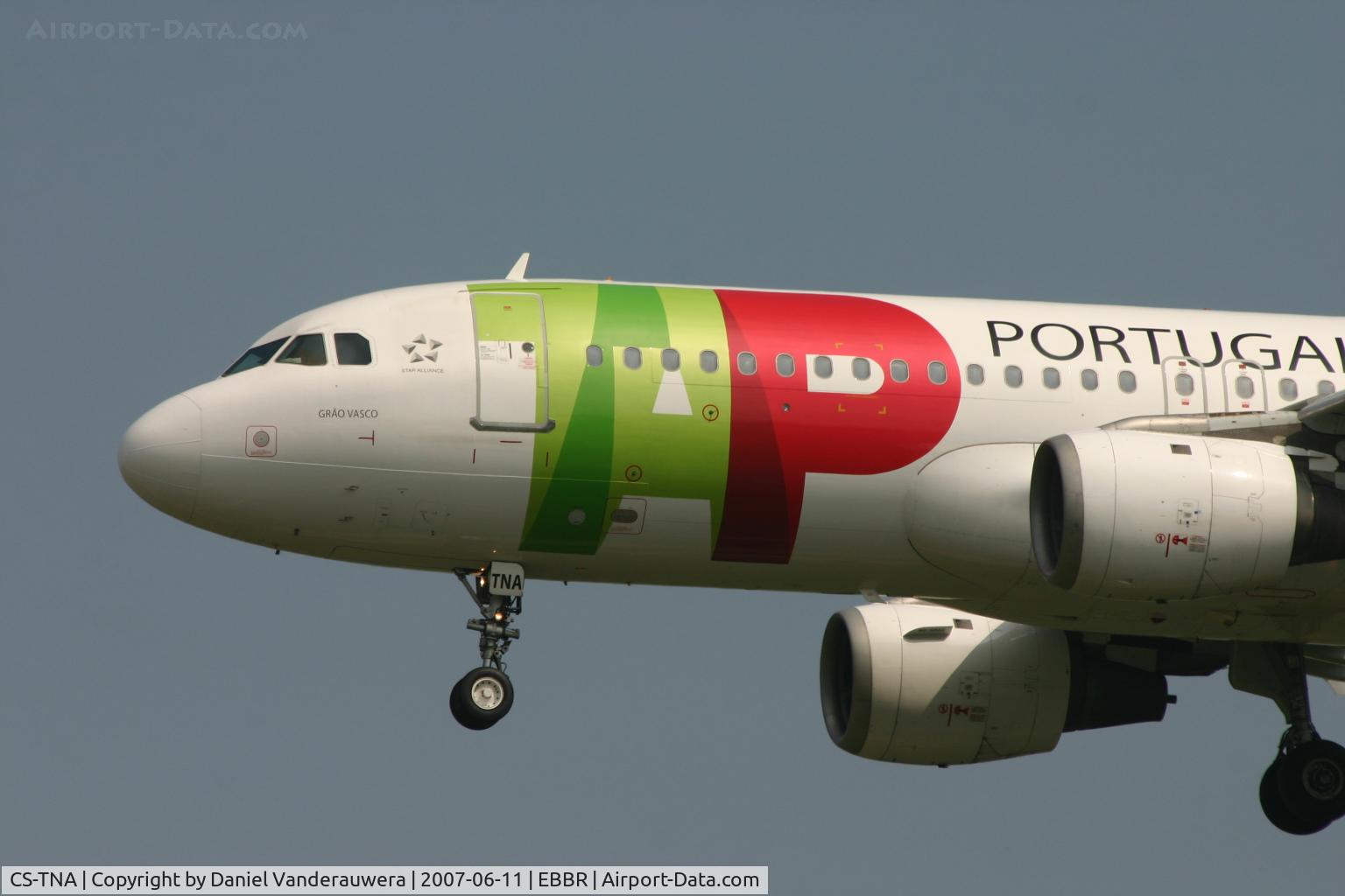 CS-TNA, 1991 Airbus A320-211 C/N 185, arrival of flight TP604 to rwy 25L