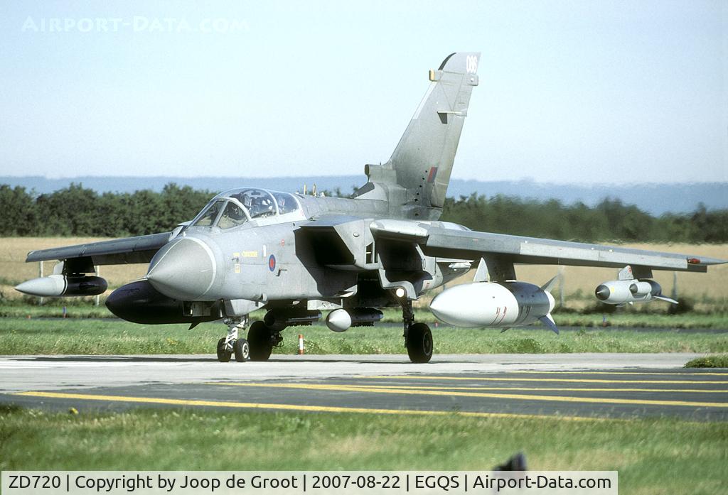 ZD720, 1984 Panavia Tornado GR.4 C/N 352/BS121/3162, This GR4 is one in the new fresh F3 like color scheme. Just the colorfull markings are missing.