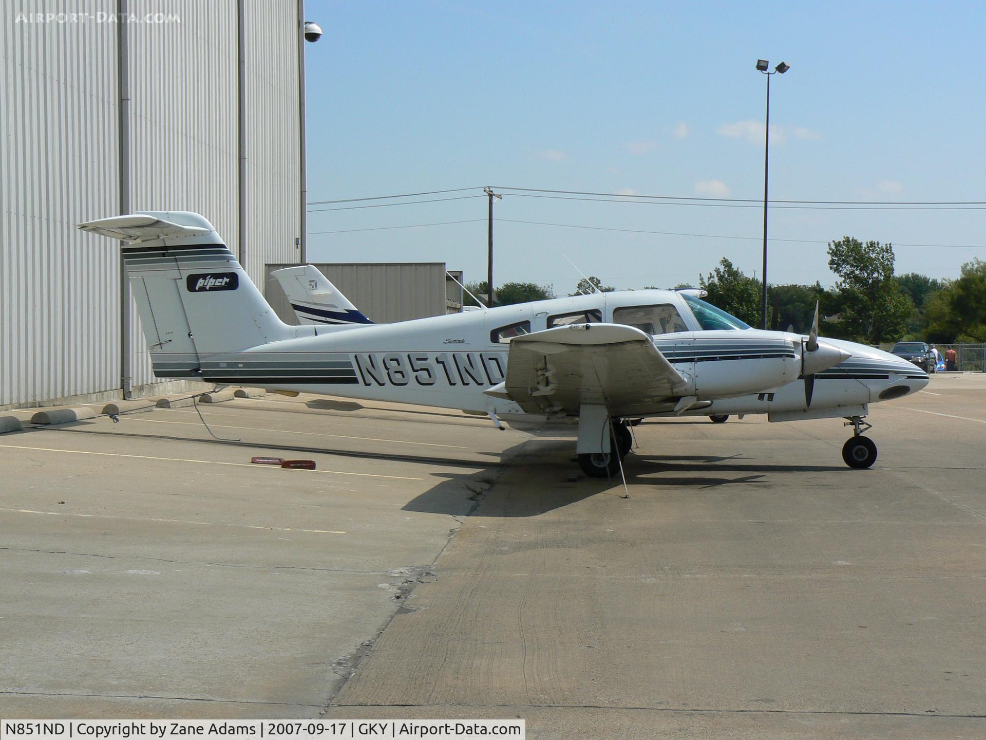 N851ND, 1989 Piper PA-44-180 Seminole C/N 4495005, on the ramp at Arlington Muni