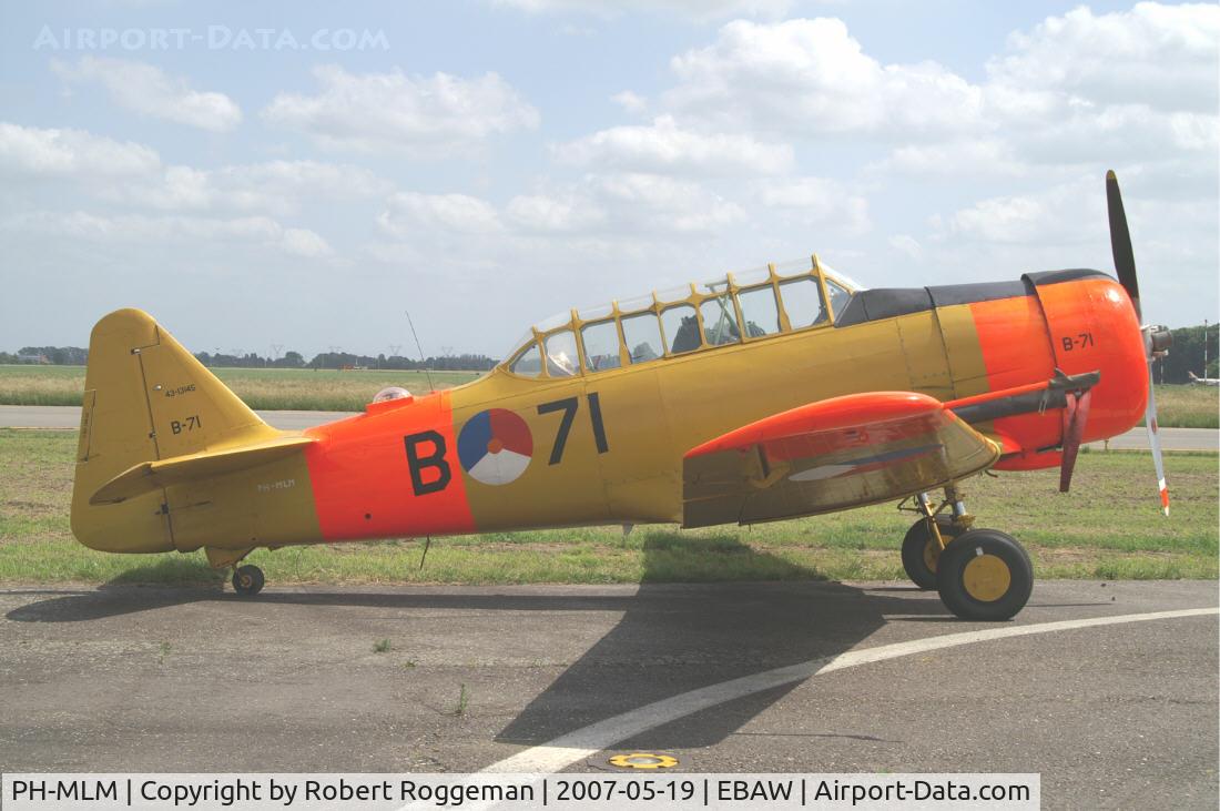 PH-MLM, Noorduyn AT-16 Harvard IIB C/N 14A-1444, Ex B-71 K.Lu.17 th Antwerp Stampe Fly In.
