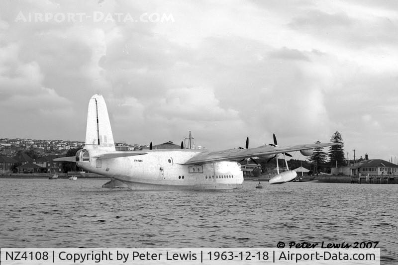 NZ4108, 1944 Short S.25 Sunderland V C/N SH.113, arriving at Rose Bay, Australia, on delivery flight as VH-BRF, still with military fit