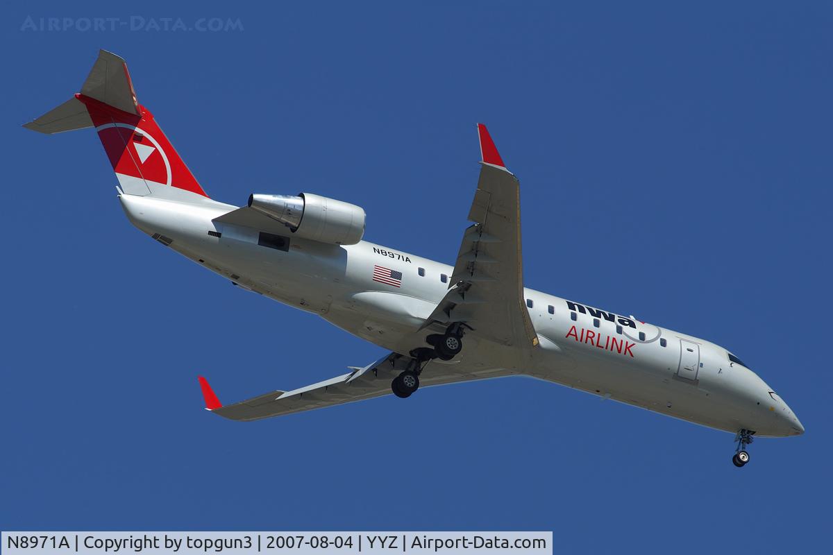 N8971A, 2004 Canadair CL-600-2B19 Regional Jet CRJ-440 C/N 7971, Short final for RWY06R.