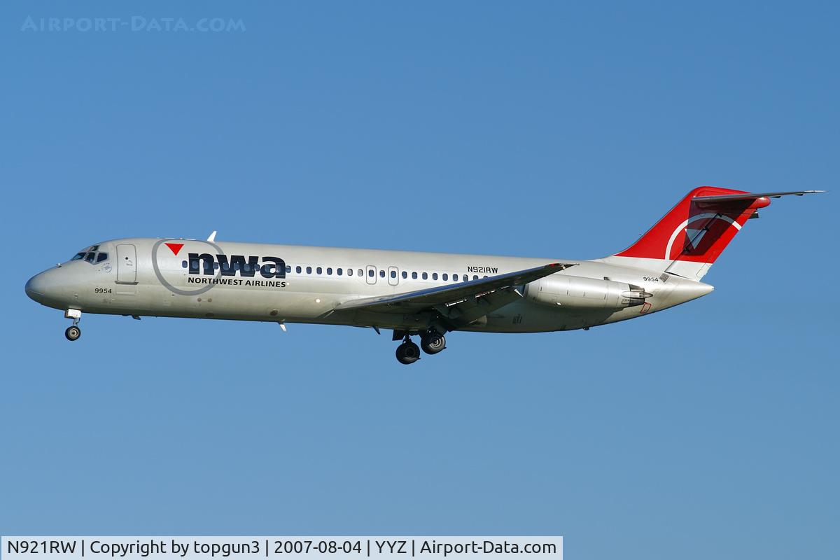N921RW, 1968 Douglas DC-9-31 C/N 47164, Short final for RWY05.
