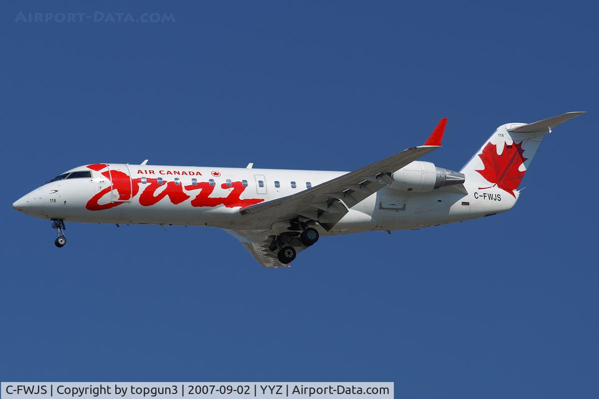 C-FWJS, 1995 Canadair CRJ-100ER (CL-600-2B19) C/N 7097, Short final for RWY24L.