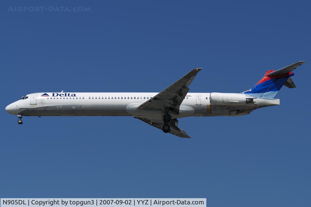 N905DL, 1987 McDonnell Douglas MD-88 C/N 49536, Short final for RWY24L.