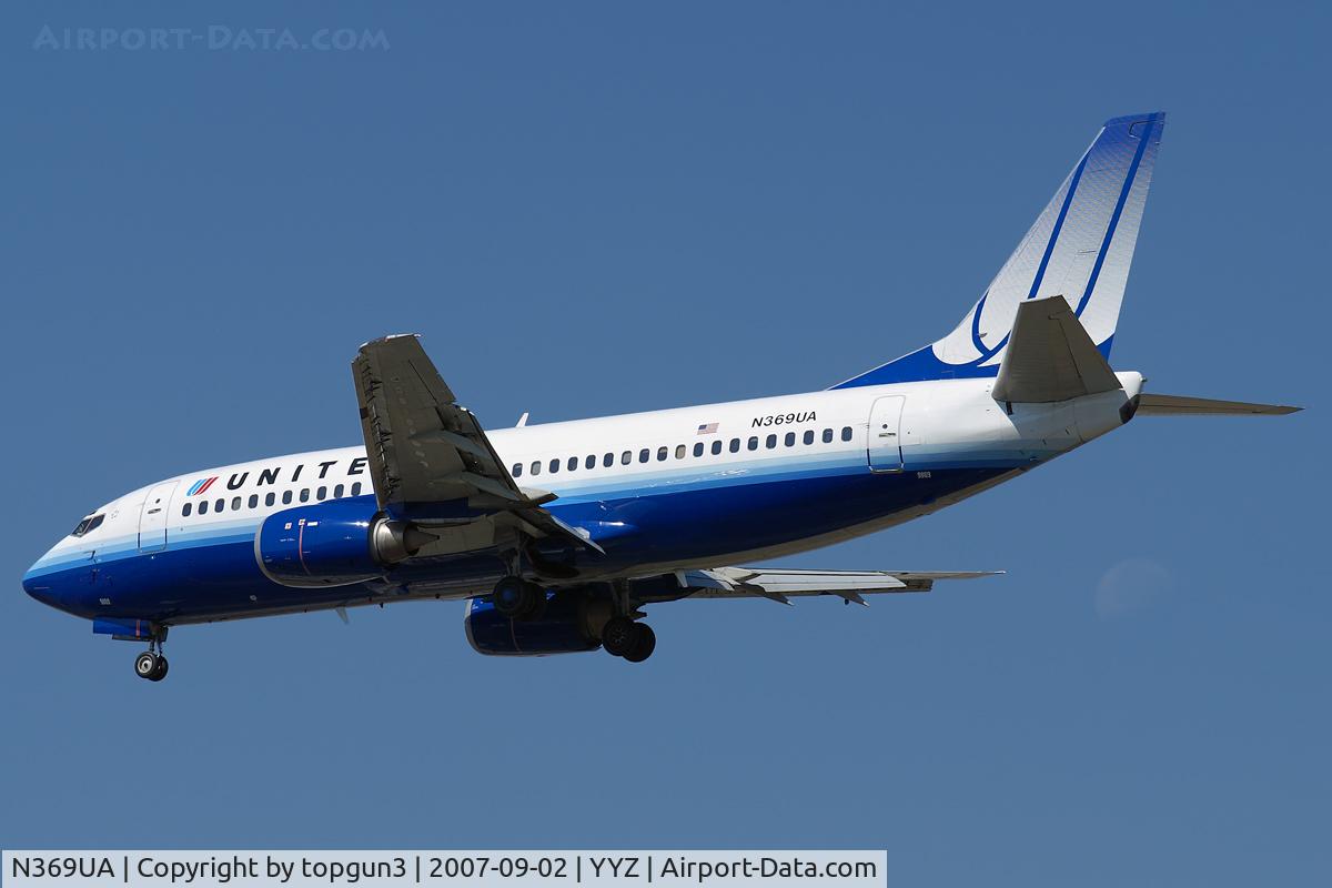 N369UA, 1989 Boeing 737-322 C/N 24538, Short final for RWY24L.