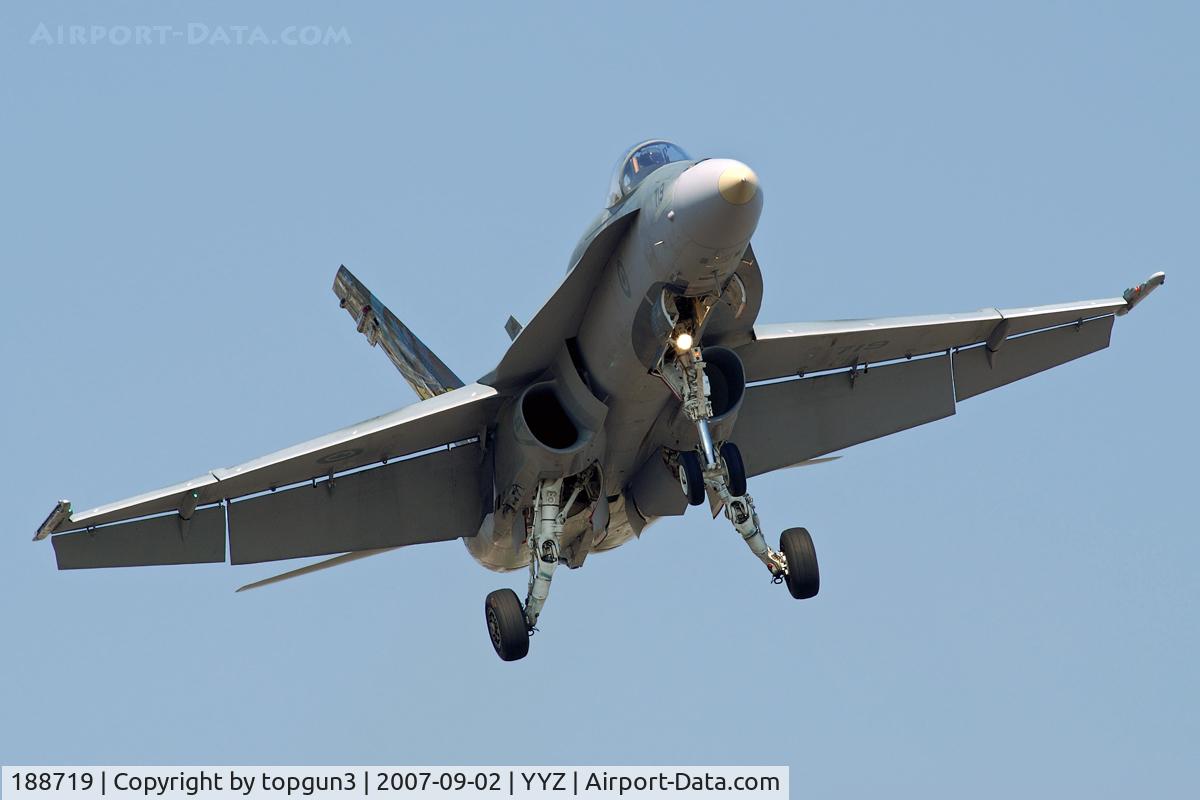 188719, McDonnell Douglas CF-188A Hornet C/N 0178/A139, Final for RWY23.