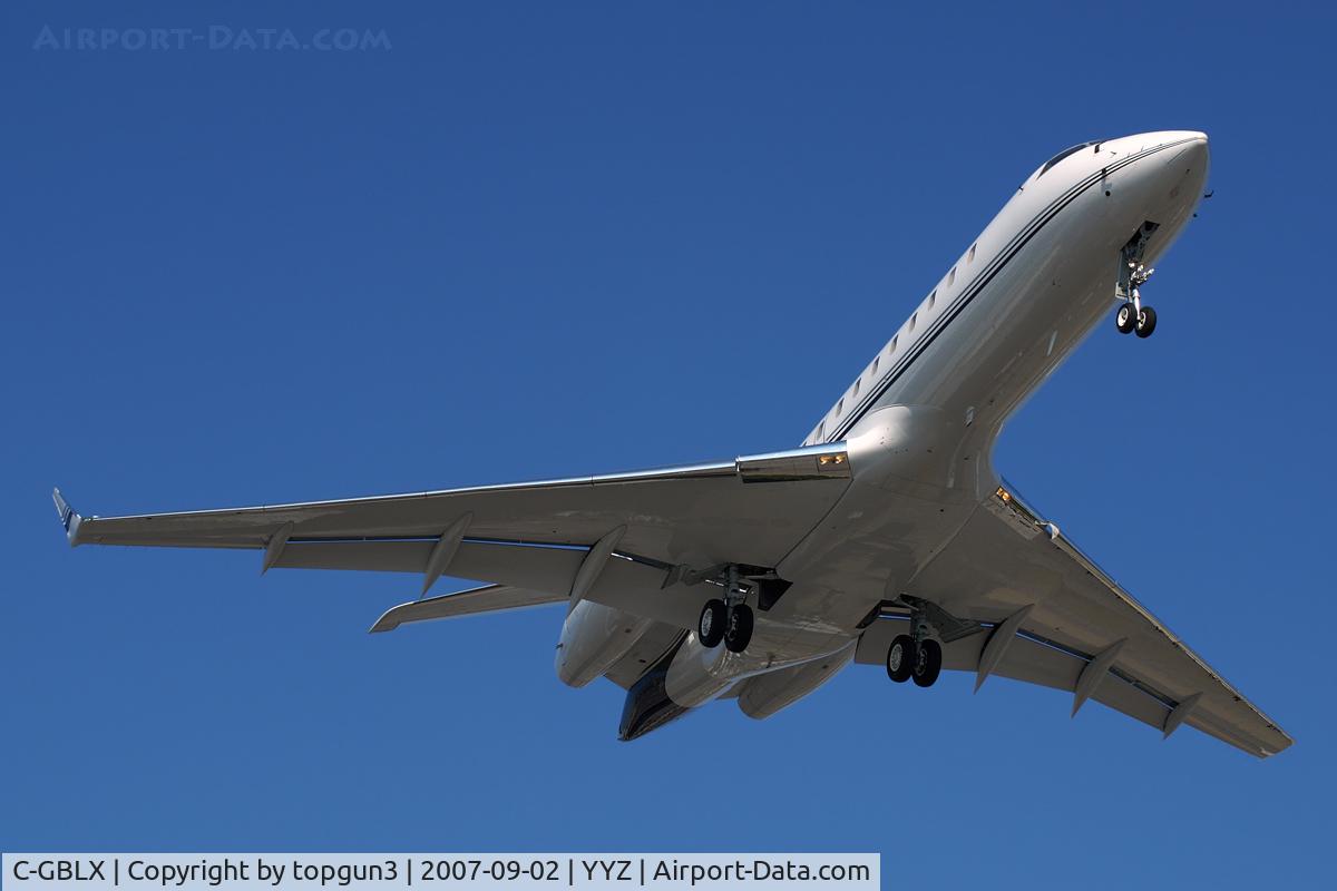 C-GBLX, 2001 Bombardier BD-700-1A10 Global Express C/N 9112, Short final for RWY23.