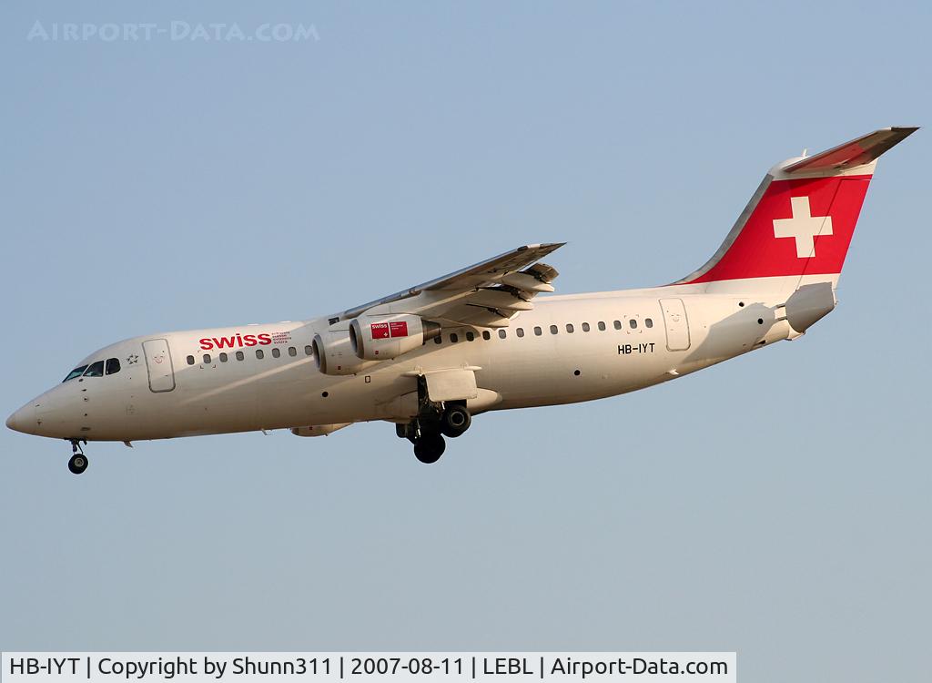 HB-IYT, 2000 British Aerospace Avro 146-RJ100 C/N E3380, Landing 25L