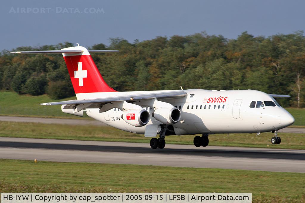 HB-IYW, 1999 British Aerospace Avro 146-RJ100 C/N E3359, landing