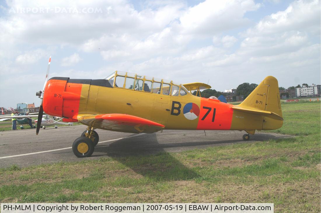 PH-MLM, Noorduyn AT-16 Harvard IIB C/N 14A-1444, Ex B-71 K.Lu.17 th Antwerp Stampe Fly In.