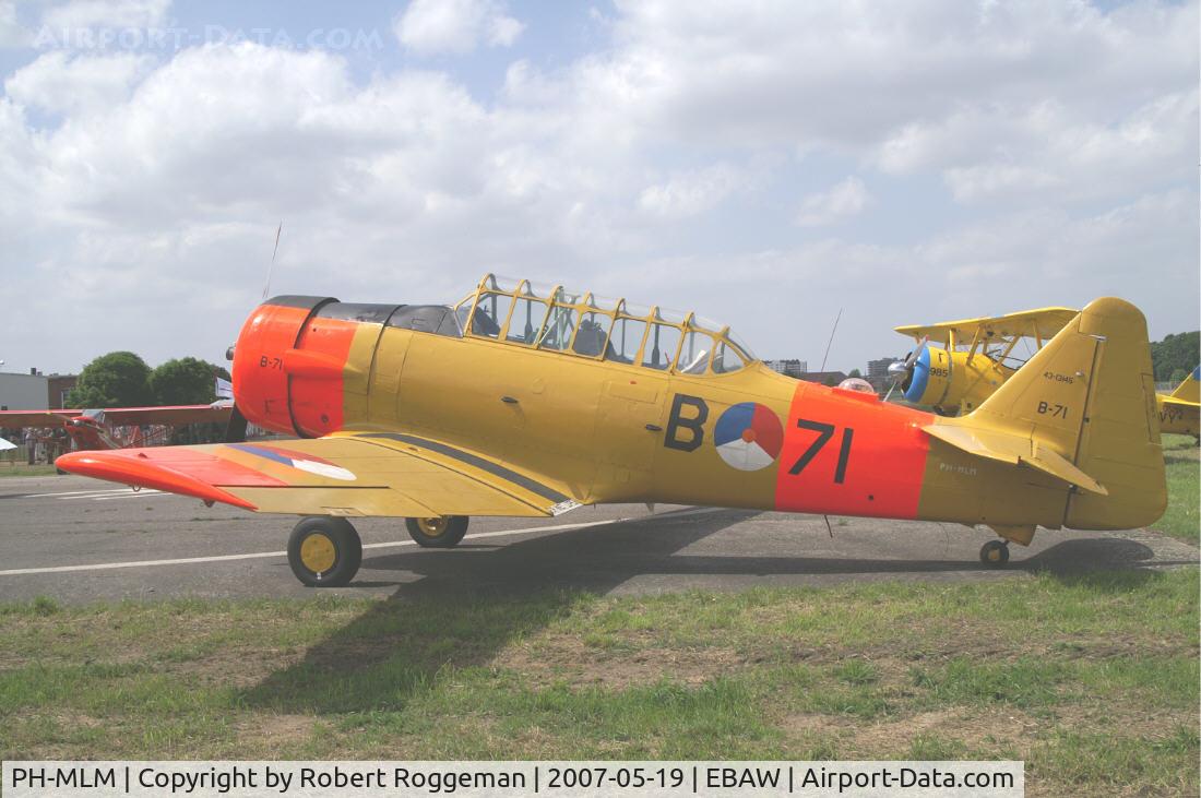 PH-MLM, Noorduyn AT-16 Harvard IIB C/N 14A-1444, Ex B-71 K.Lu.17 th Antwerp Stampe Fly In.