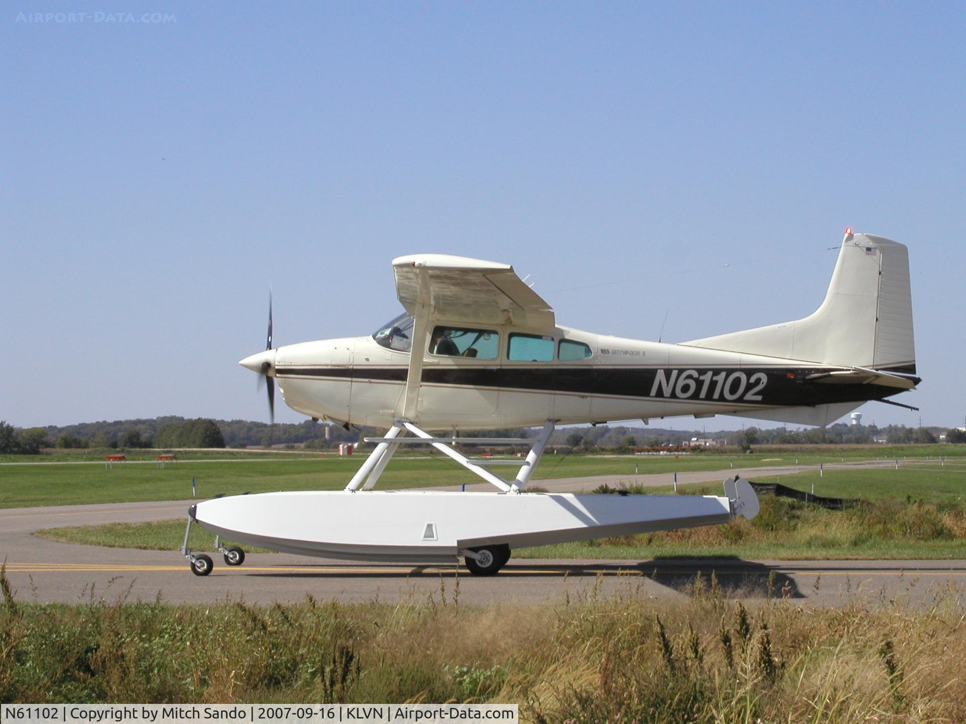 N61102, 1980 Cessna A185F Skywagon 185 C/N 18504108, Taxiing to Runway 12.