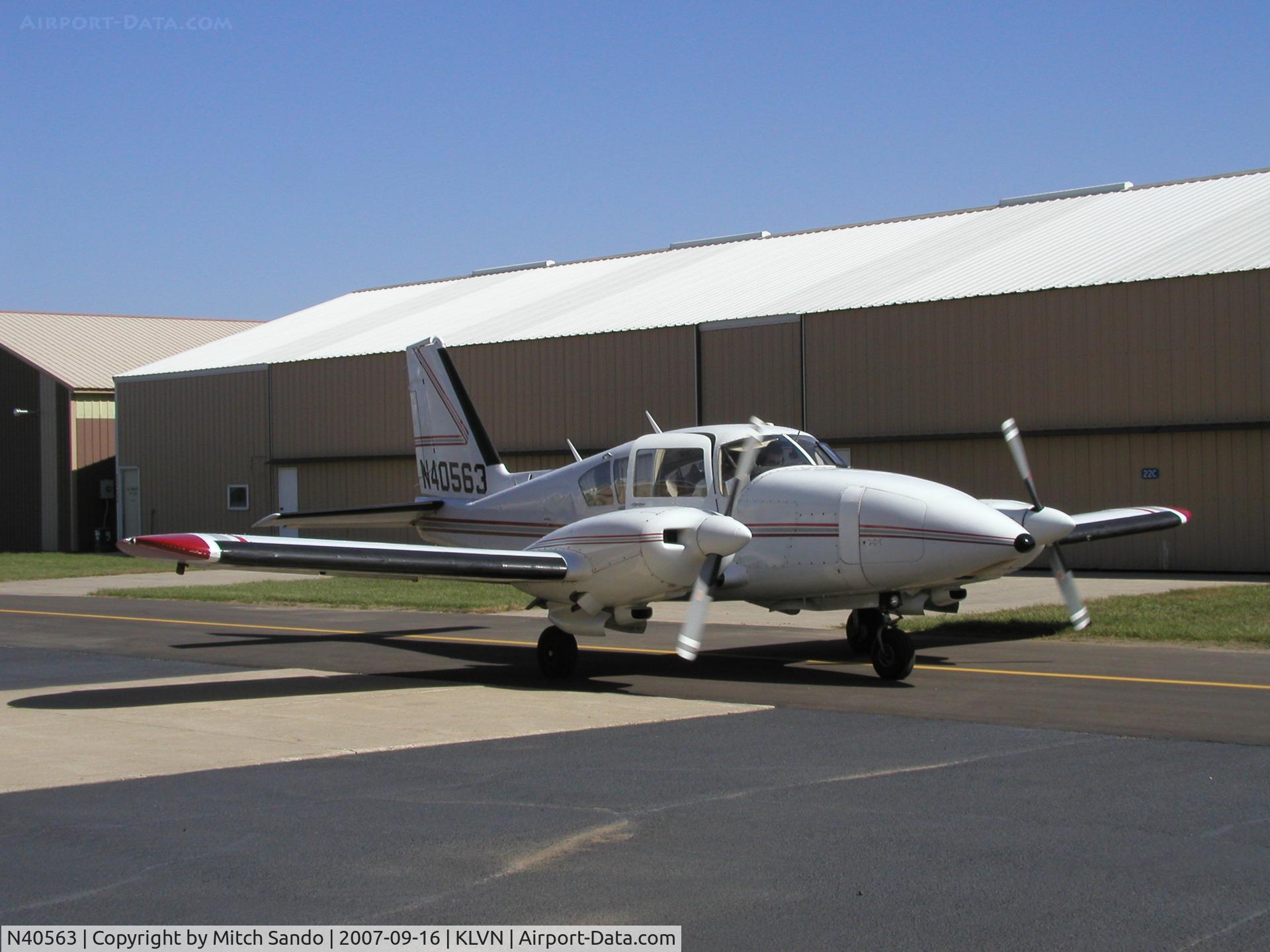 N40563, 1973 Piper PA-23-250 C/N 27-7405305, Starting up infront of its hangar.