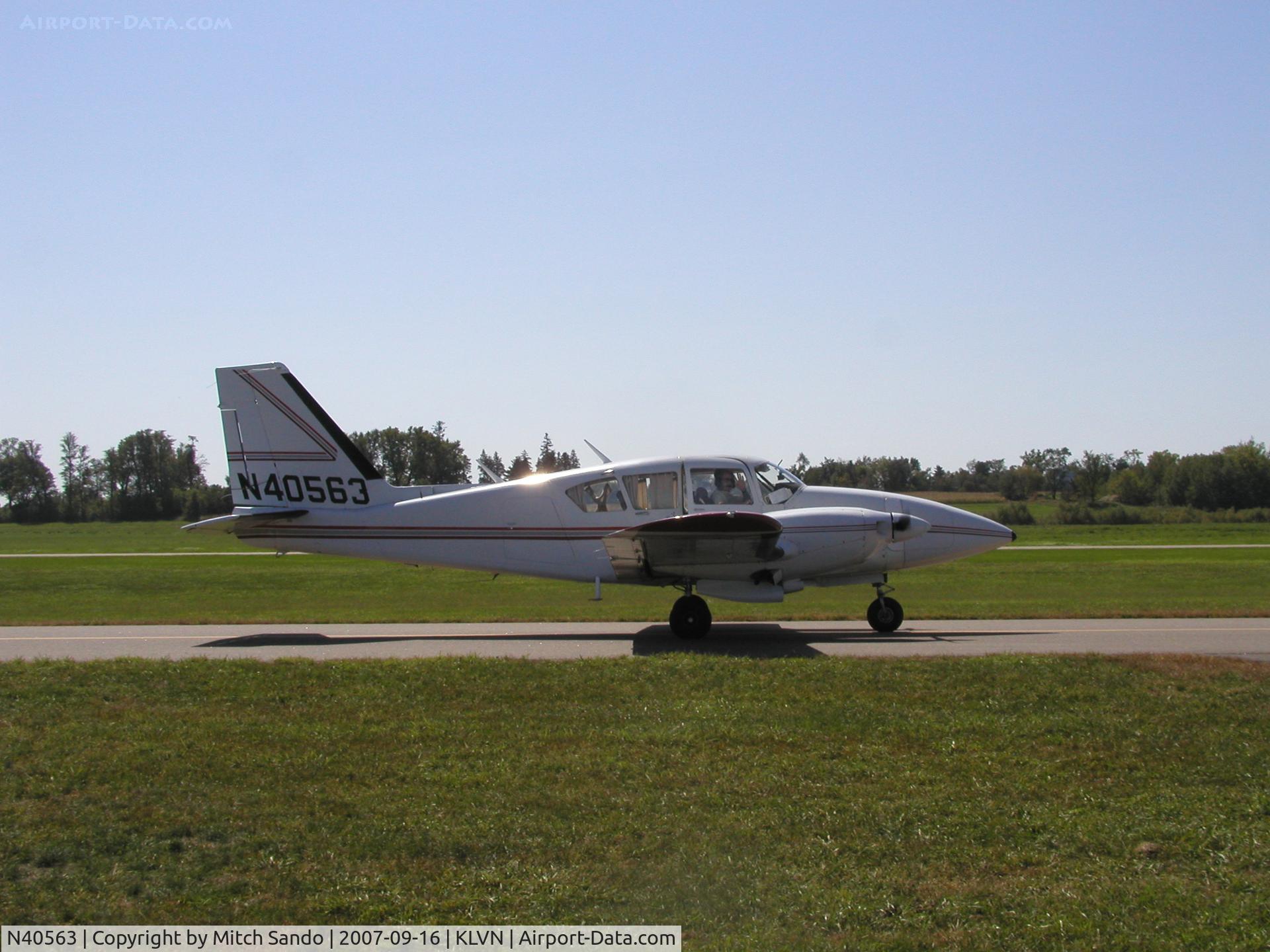 N40563, 1973 Piper PA-23-250 C/N 27-7405305, Taxiing to Runway 12.