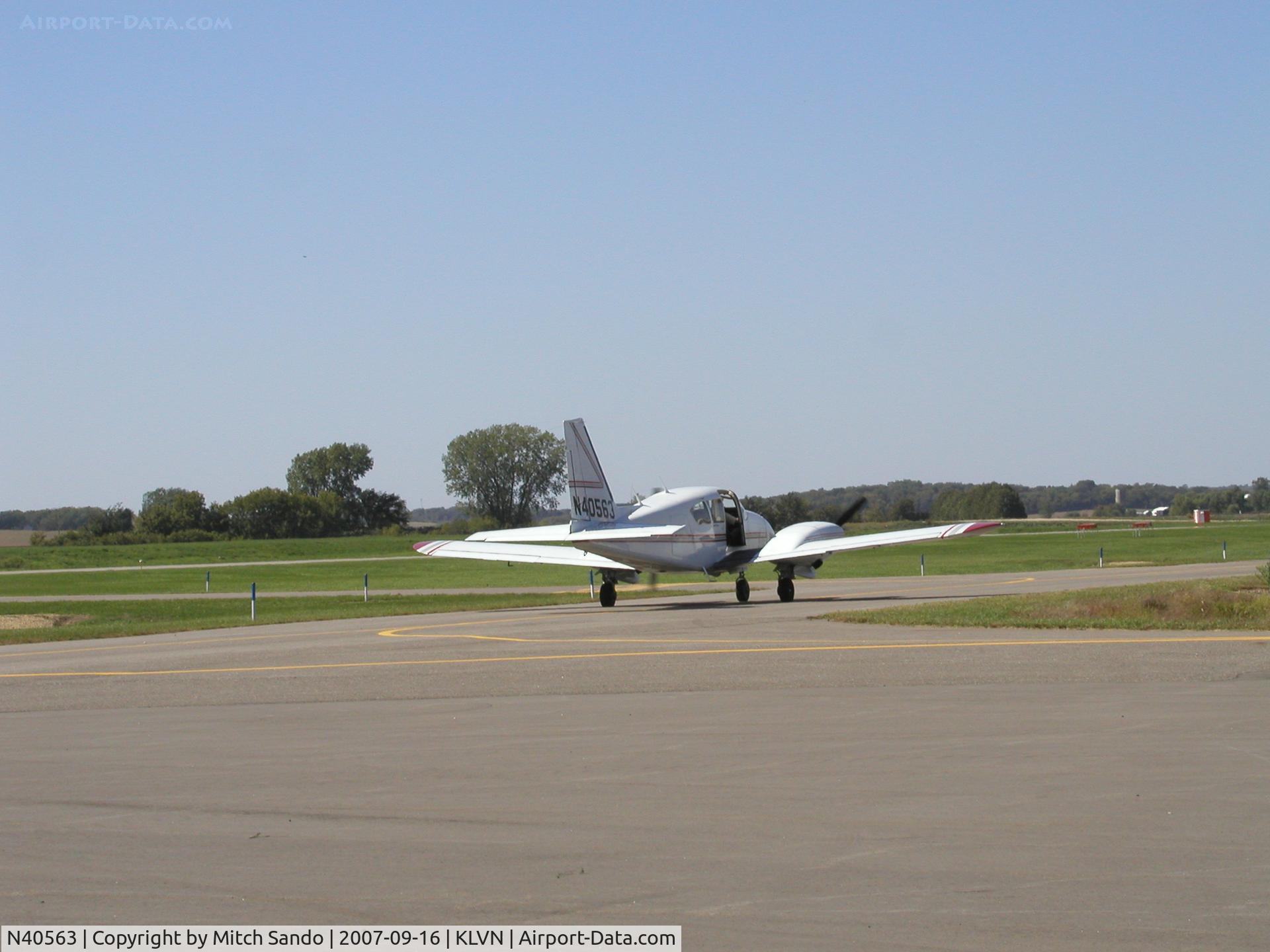 N40563, 1973 Piper PA-23-250 C/N 27-7405305, Taxiing to Runway 12.