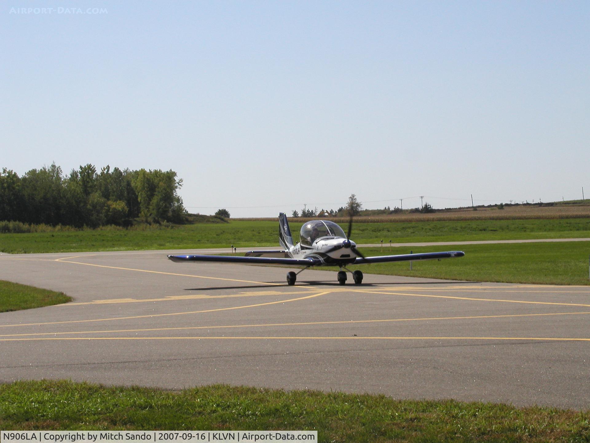 N906LA, 2007 Evektor-Aerotechnik Sportstar Plus C/N 20070906, Taxiing to the tie-downs.