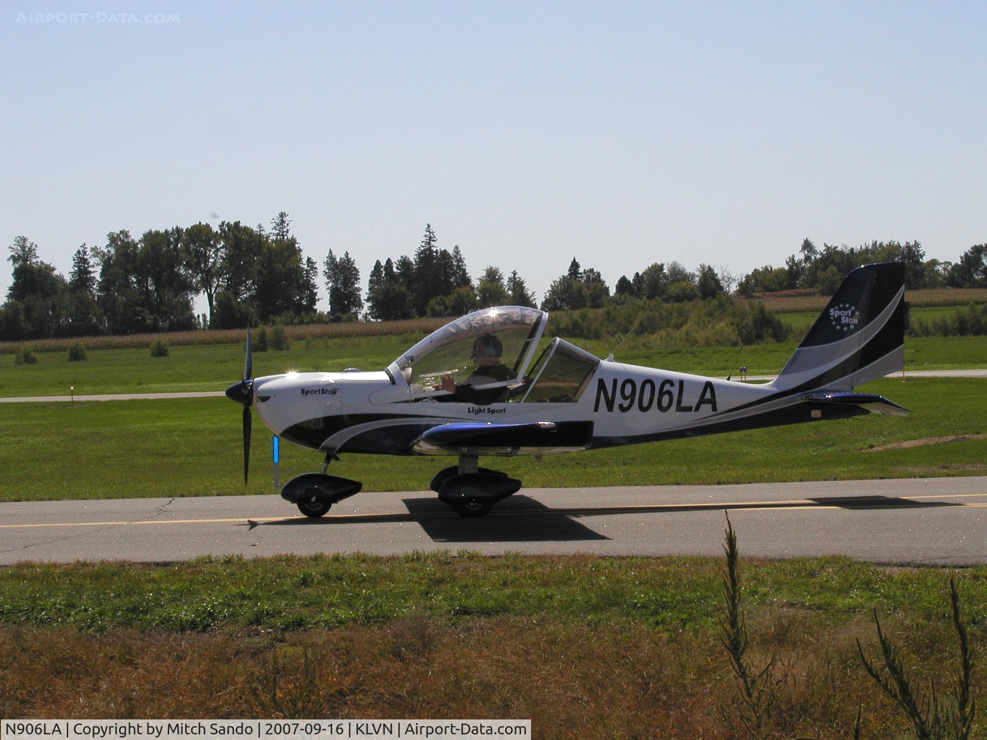 N906LA, 2007 Evektor-Aerotechnik Sportstar Plus C/N 20070906, Taxiing to the tie-downs.