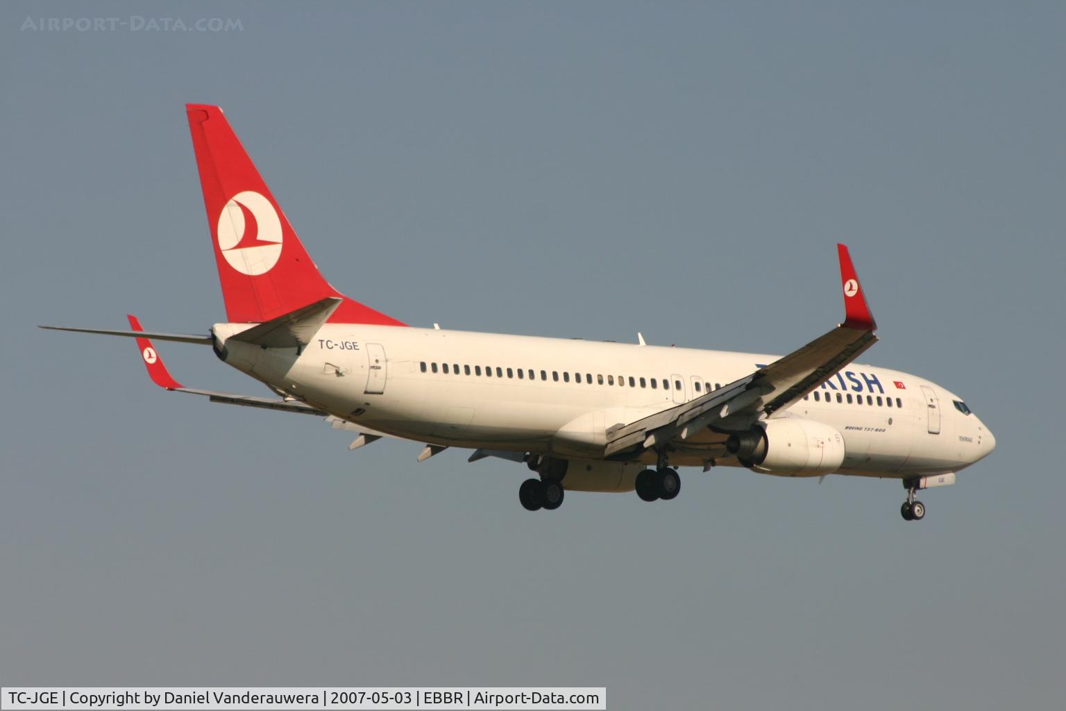 TC-JGE, 2002 Boeing 737-8F2 C/N 29789, several seconds before touching rwy 02