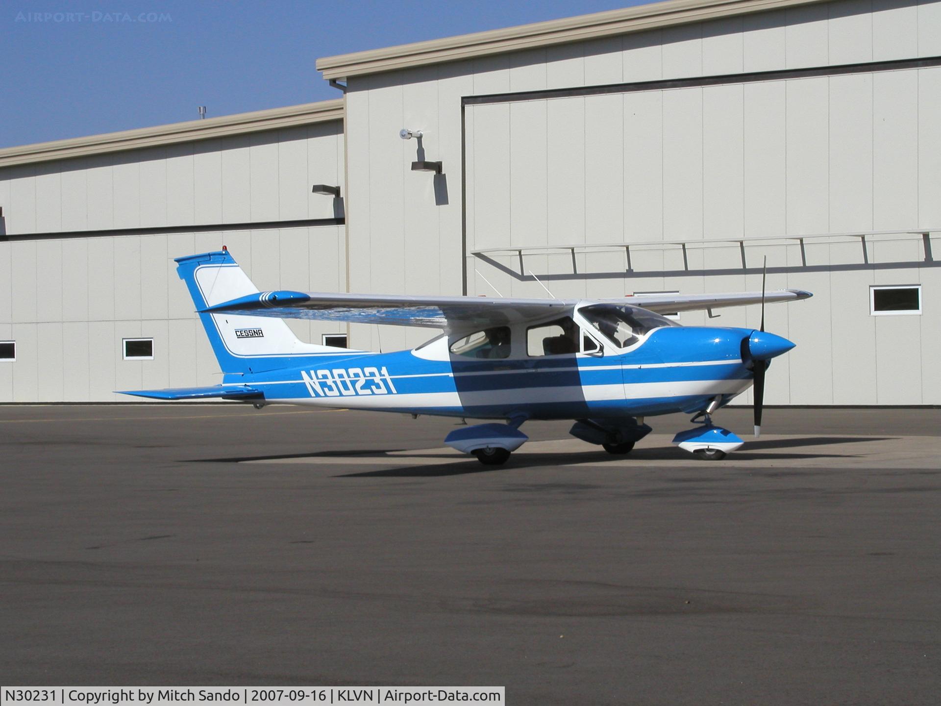 N30231, 1968 Cessna 177 Cardinal C/N 17701136, Taxiing to the fuel pumps.