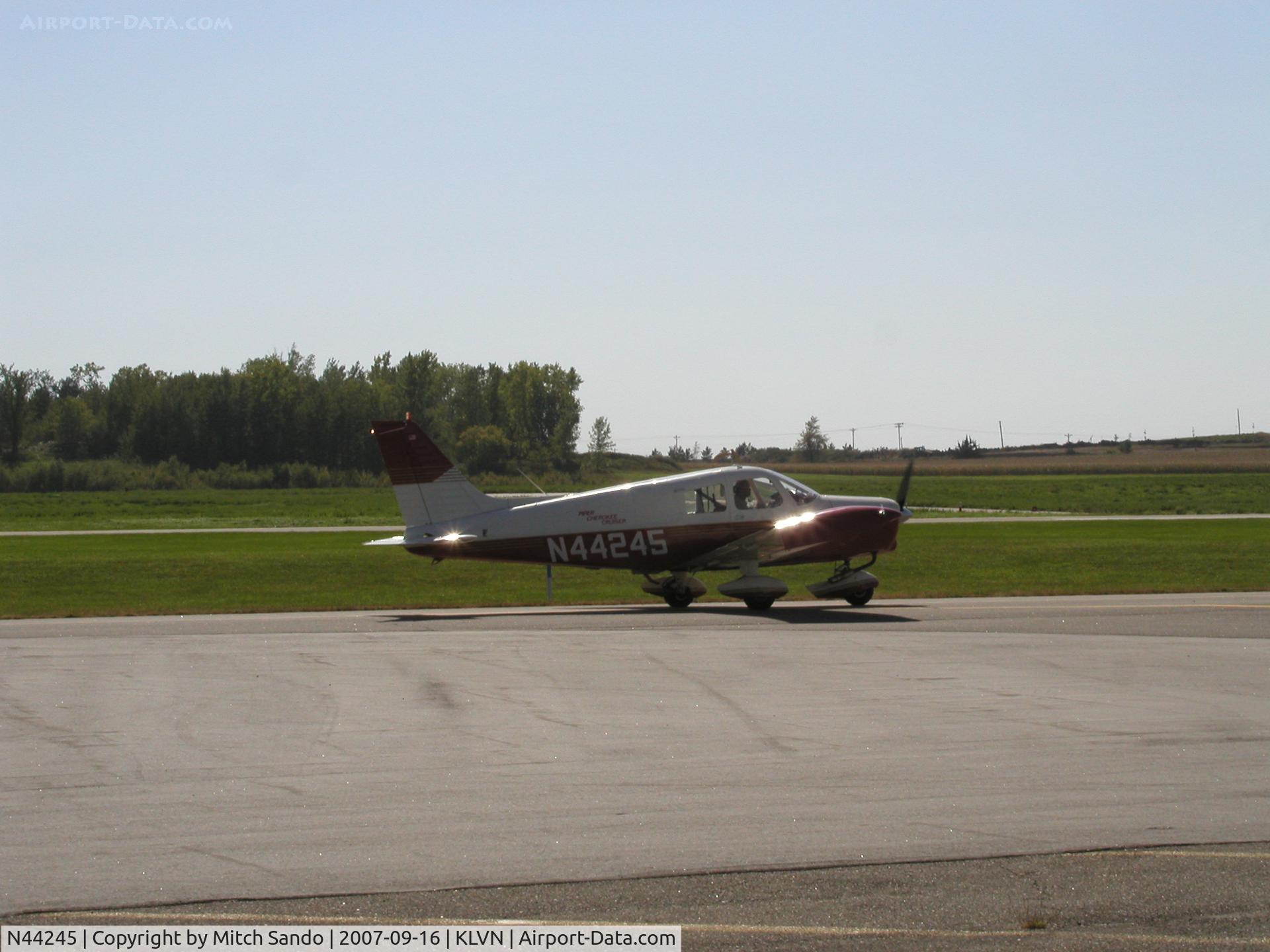 N44245, 1974 Piper PA-28-140 Cherokee Cruiser C/N 28-7425397, Taxiing to Runway 12.