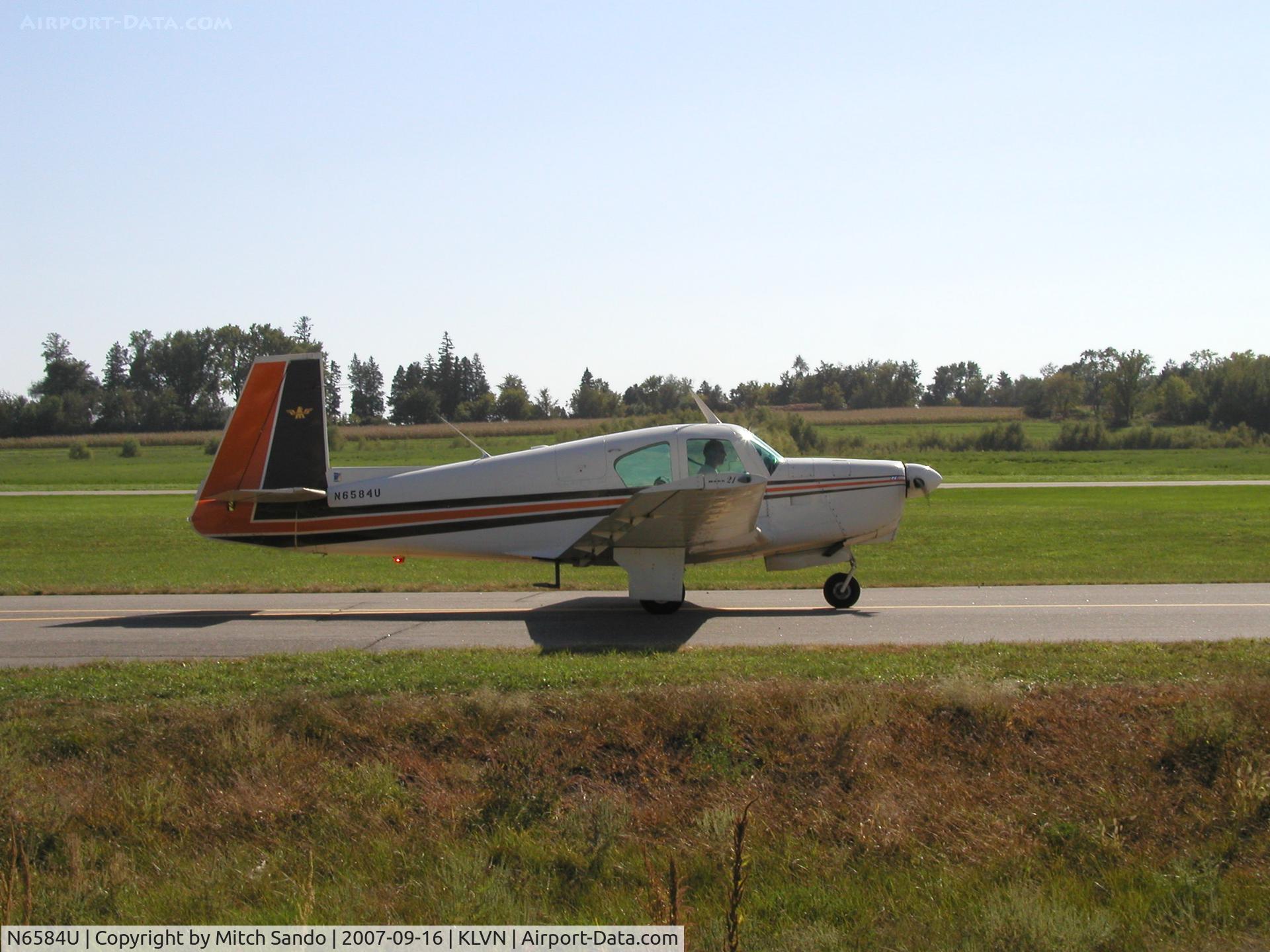 N6584U, 1962 Mooney M20C Ranger C/N 2366, Taxiing to Runway 12.
