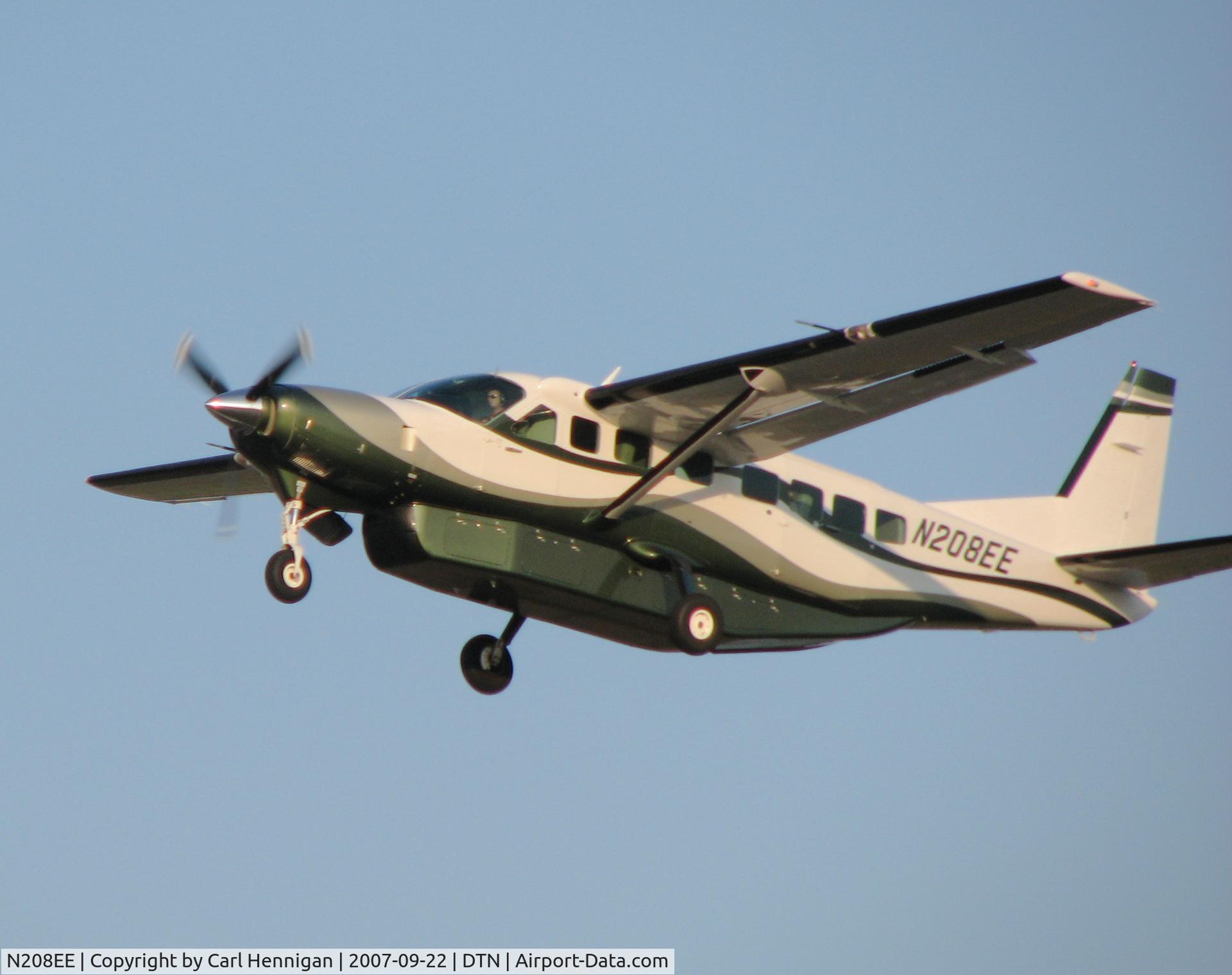 N208EE, 2006 Cessna 208B Grand Caravan C/N 208B1213, Departing 32