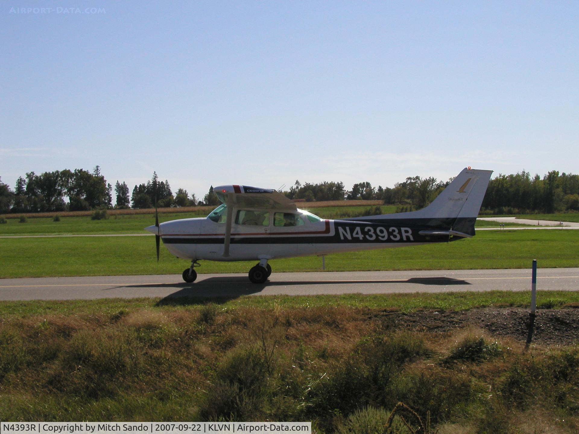 N4393R, 1974 Cessna 172M C/N 17263143, Taxiing to Runway 30.